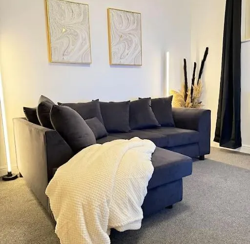 Luxury Cozy 3 Bed Apartment 5Mins From City - Free Parking!